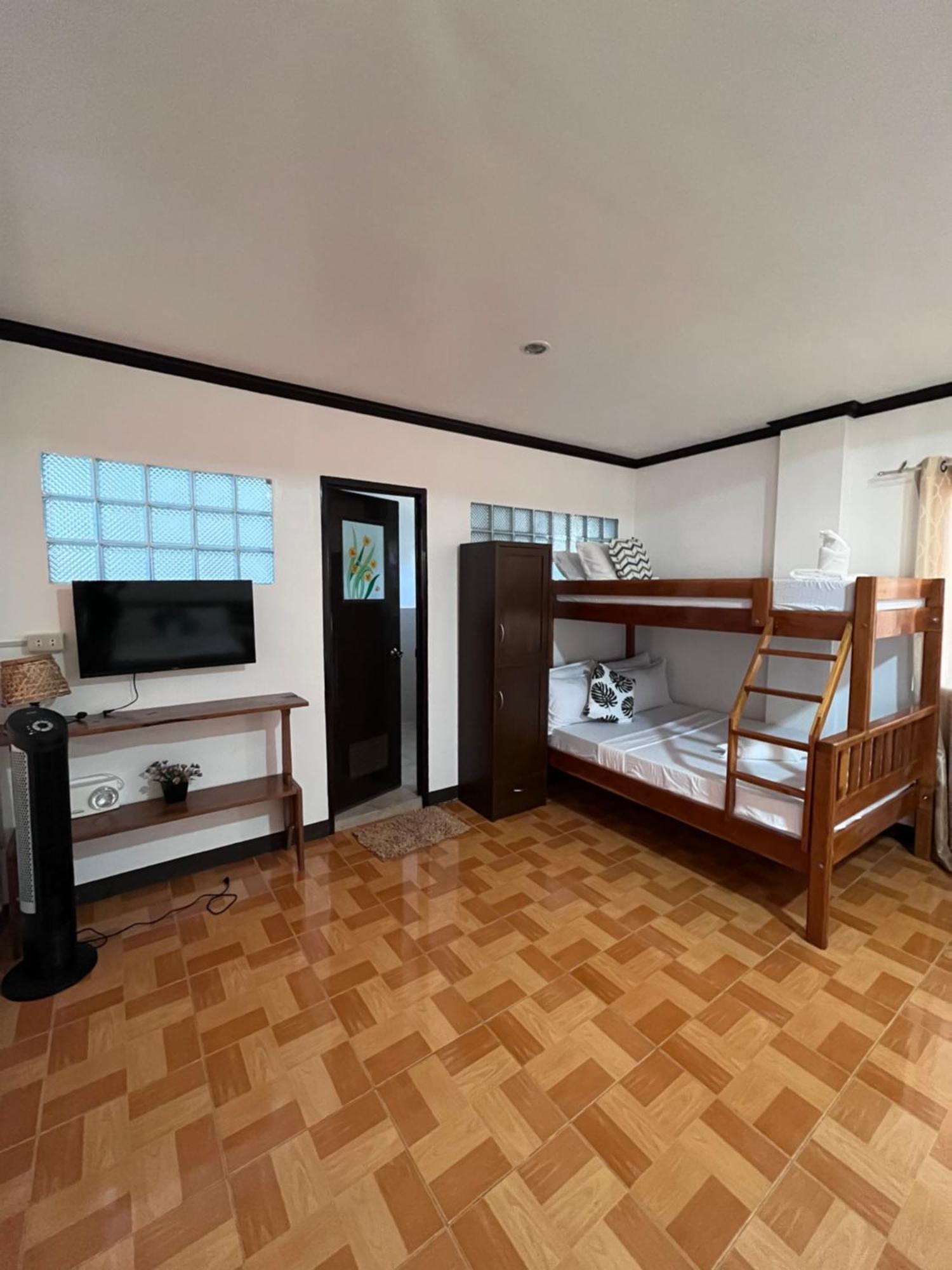 Islanders Inn - โกรอน ภายนอก รูปภาพ