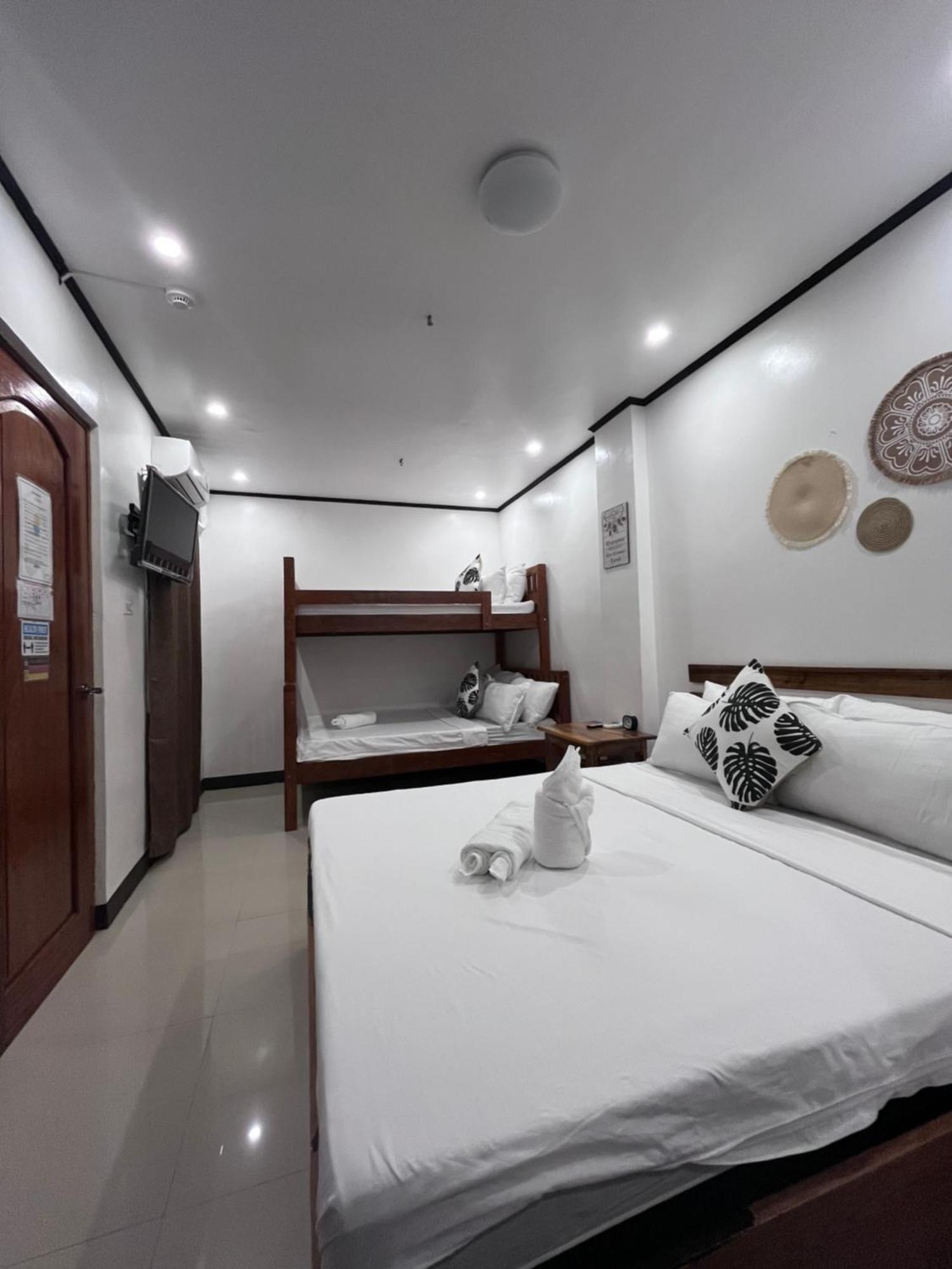 Islanders Inn - โกรอน ภายนอก รูปภาพ